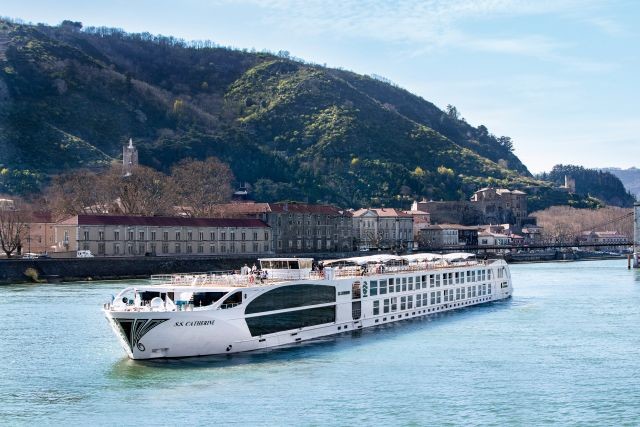/photos/shares/Cruises/0UNIWORLD/SS Catherine/UW-SC-Exterior-FR-4009.jpg